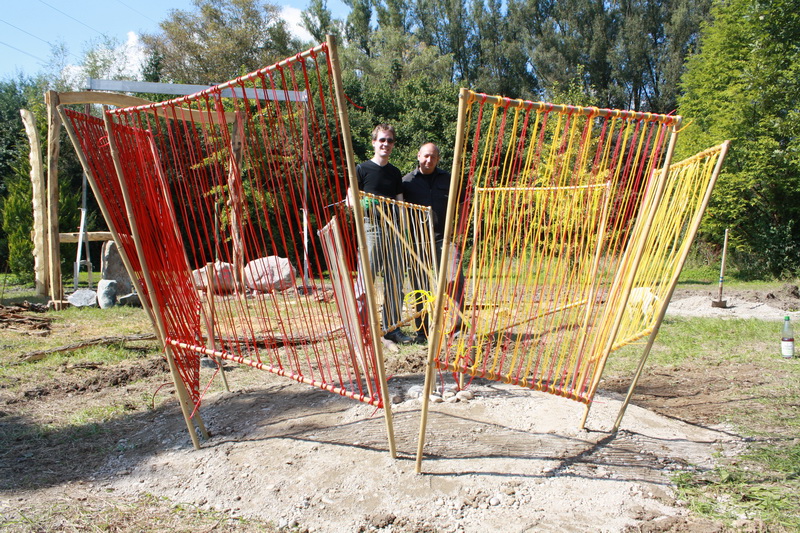 Aufbau Skulpturengarten (2010) Farbige Spirale: Carola Weber-Schlak