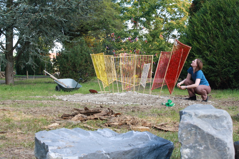 Aufbau Skulpturengarten (2010) Farbige Spirale: Carola Weber-Schlak