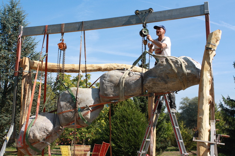 Aufbau Skulpturengarten (2010) Stein-/Holzskulptur: Falco Jahn