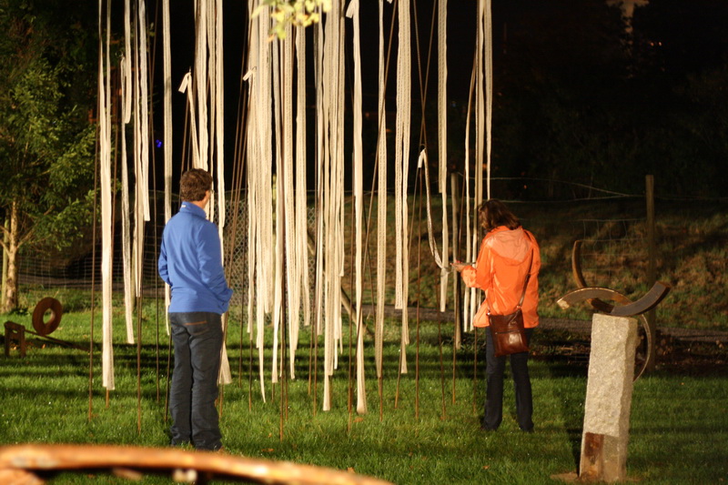 Skulpturengarten Kunstnacht (2010) Bänder: Christine Kostelezky