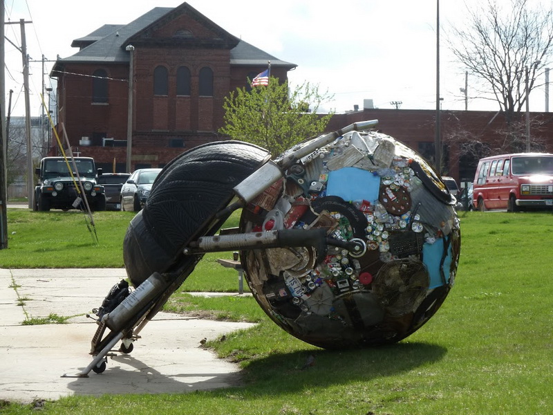 Mirko Siakkou-Flodin: Recycling Kunst, Tire Art, Cedar Rapids, USA