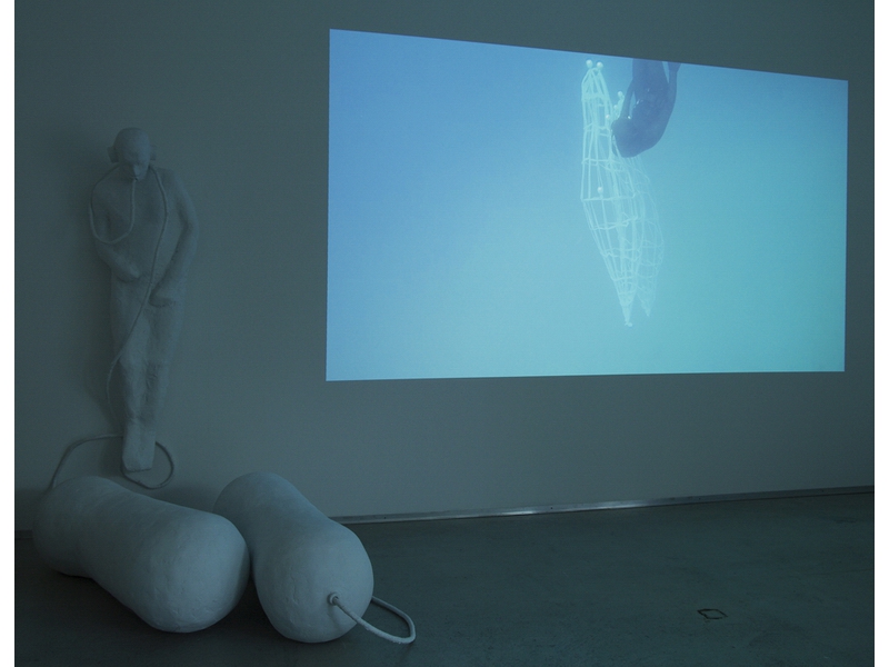 Barbara Ehrmann: upside down (Video) und transit-überleben (Gipsfigur) (2014)