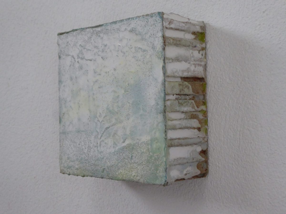 Hanne Unger-Heilmann: o.T. (2019) Gestein auf Wabenkernplatte