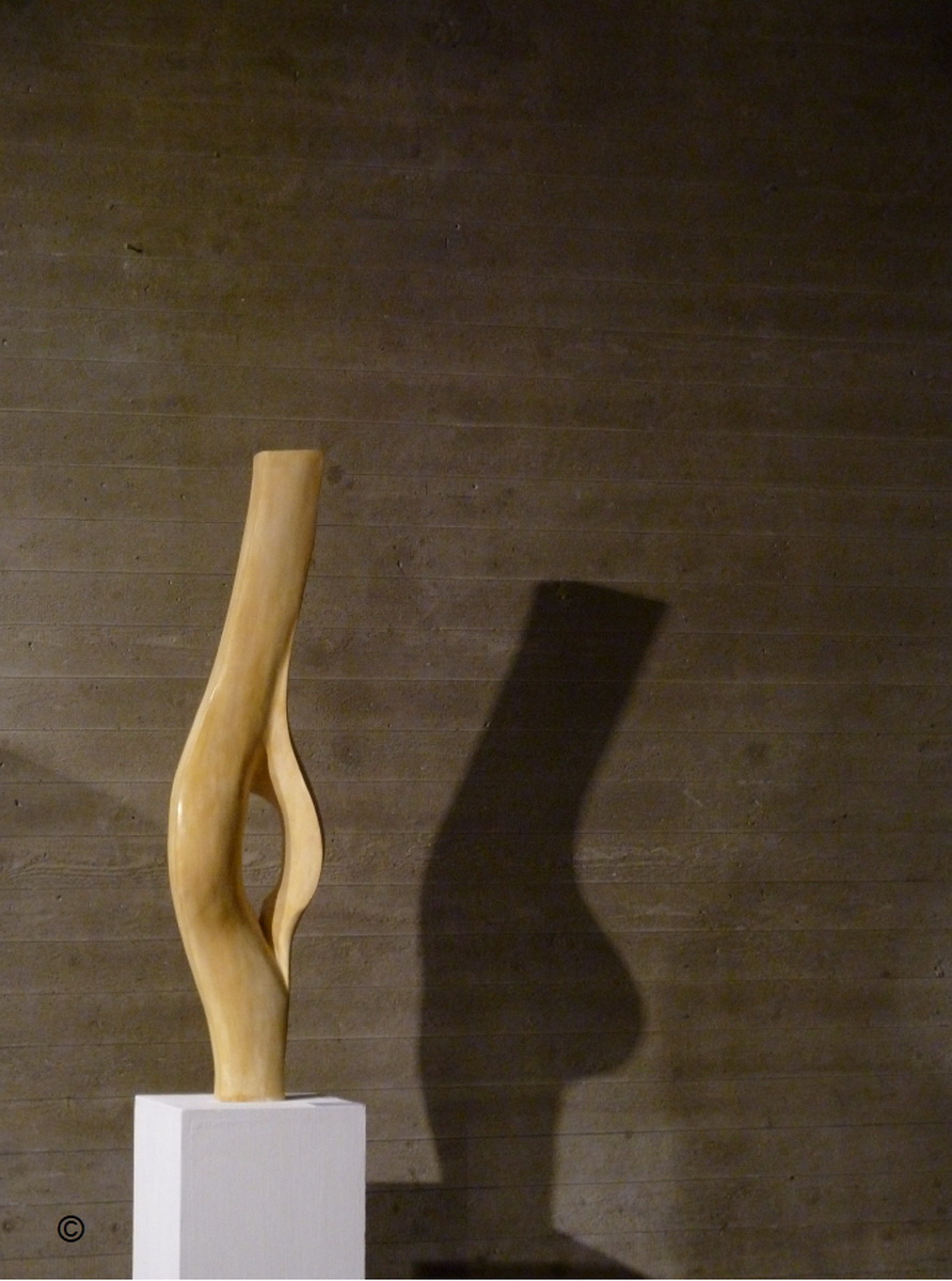 Werner Riegel: In Erwartung (2014) Alabastergips mit Schellack gefasst