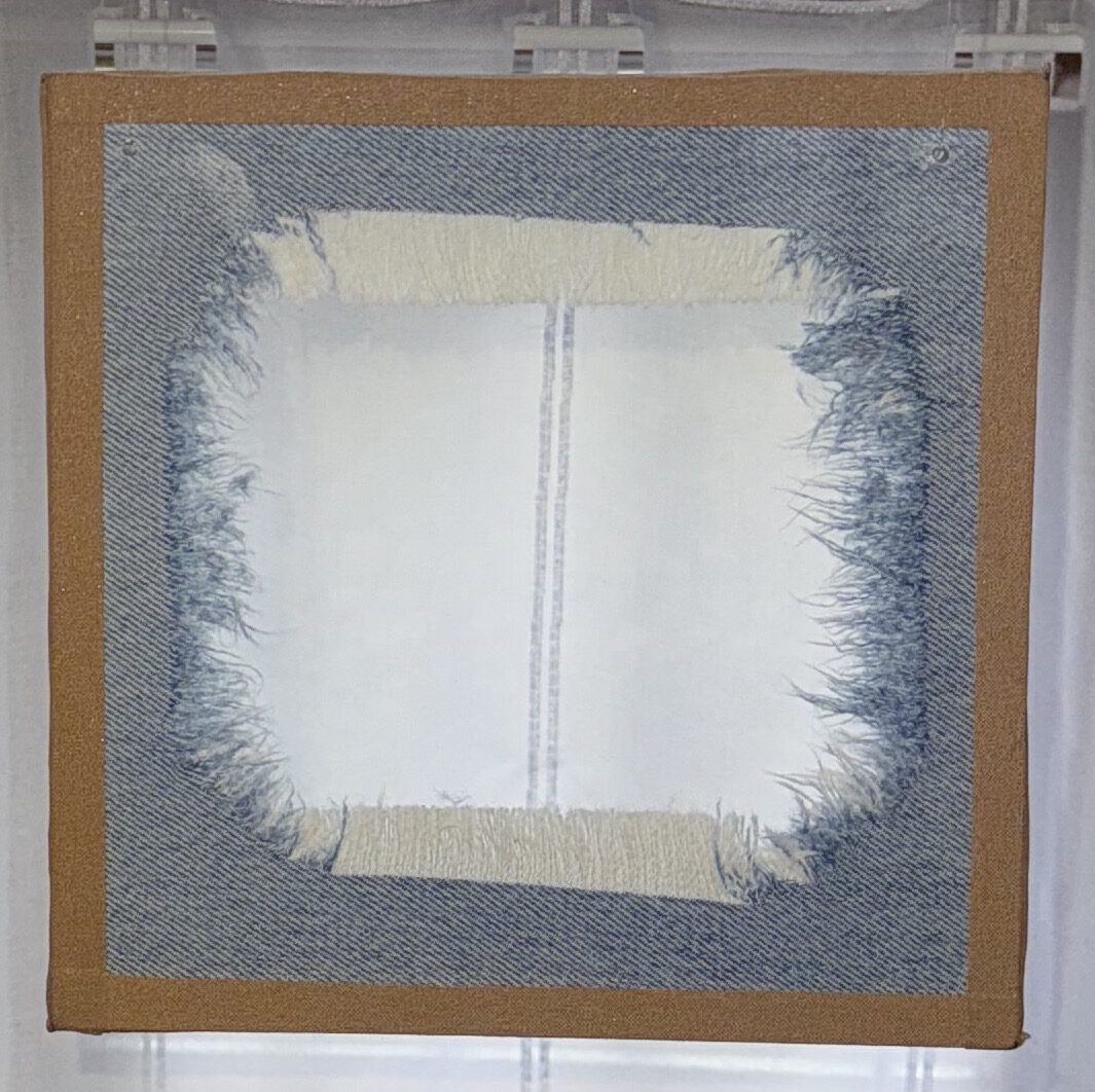 Beinfreiheit de Nimes, aus der Serie _Des Künstlers alte Kleider_, Jeansstoff zwischen Plexiglasscheiben