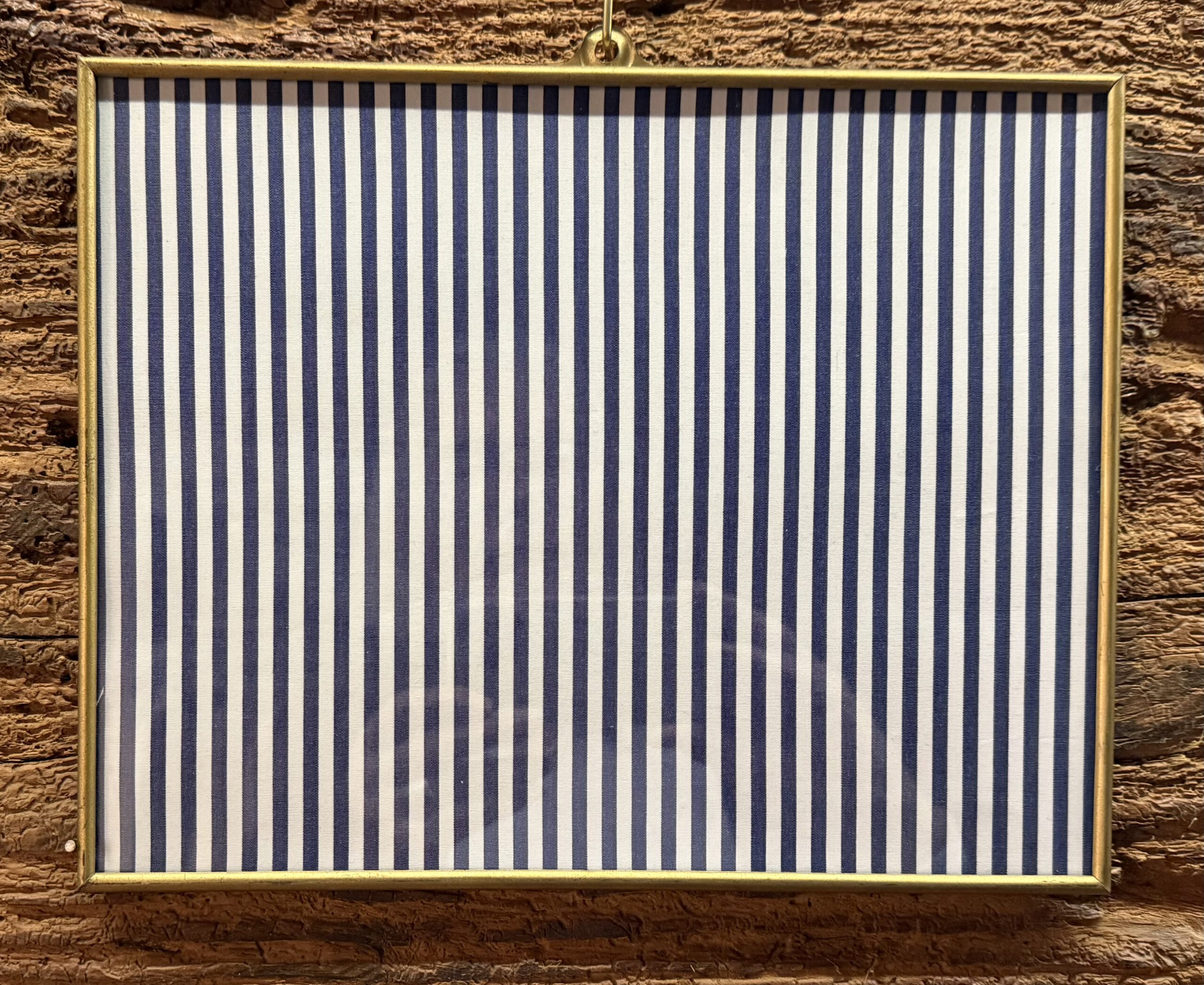 Stil, Hommage á Daniel Buren, aus der Serie _Des Künstlers alte Kleider_, Hemdenstoff, gerahmt