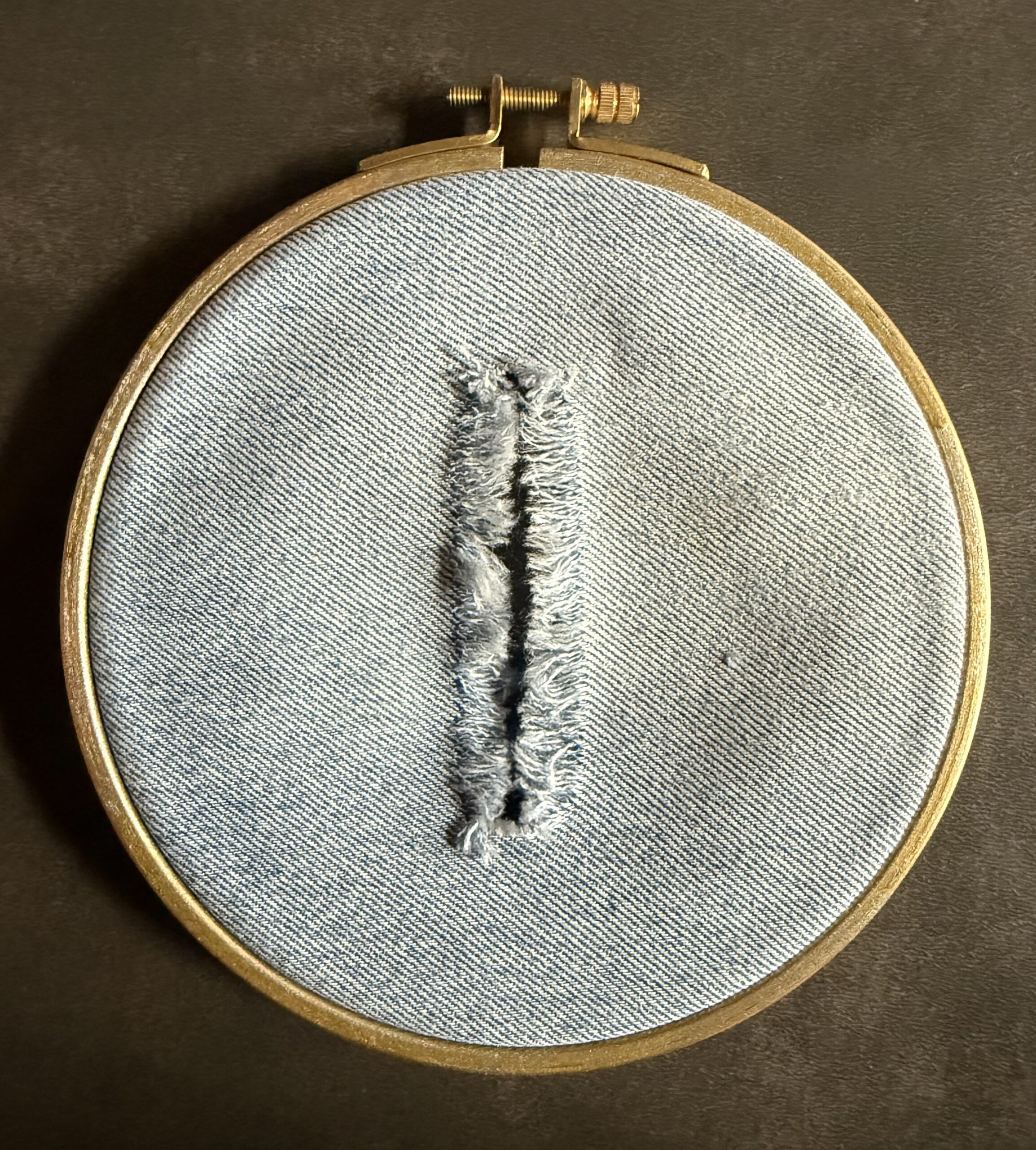 Jürgen Hofmann: Ohne Titel, Hommage á Lucio Fontana, aus der Serie _Des Künstlers alte Kleider_, Jeans in Stickrahmen, Jürgen Hofmann: Ohne Titel, Hommage á Lucio Fontana, aus der Serie _Des Künstlers alte Kleider_, Jeans in Stickrahmen,